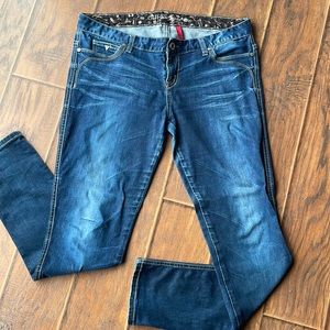 Woman’s size 32 Vintage Guess low rise skinny jeans